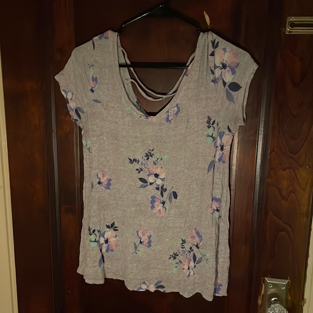 Gray floral open back t-shirt
